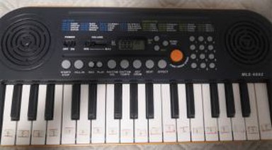 Електронна клавиатура за играчки